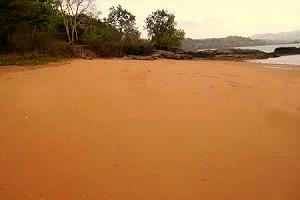 Plage de sable brun de Mayotte