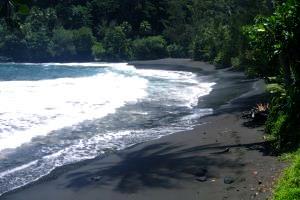 Plage de sable noir de Tahiti