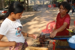 Cambodge, vendeuse de brochettes