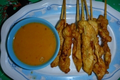 Thaïlande, île Koh Samui, brochettes de poulet sauce saté ou satay