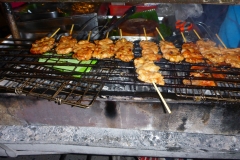 Thaïlande, Phuket, Patong, brochettes de poulet sucrées au BBQ