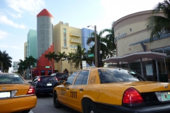 Floride, USA, South Beach, taxis jaunes sur fond art déco