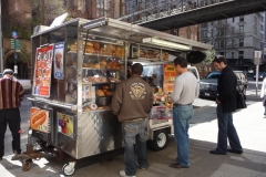 New York City, USA, Manhattan, vendeur de hotdogs et bretzels géants