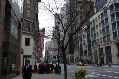 New York City, USA, Manhattan, rue américaine avec drapeaux des USA