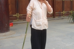 Vietnam, femme âgée et sa canne en bambou