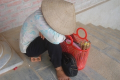 Vietnam, femme vendeuse de rue