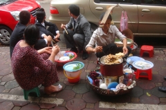 Vietnam, restaurant de rue, street food, nems en cuisson