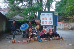 Vietnam, vendeuses de racines, heure du repas