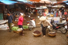 Vietnam, vendeuses sur nacelles à balanciers