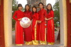 Vietnam, jeunes femmes en habits traditionnels vietnamiens