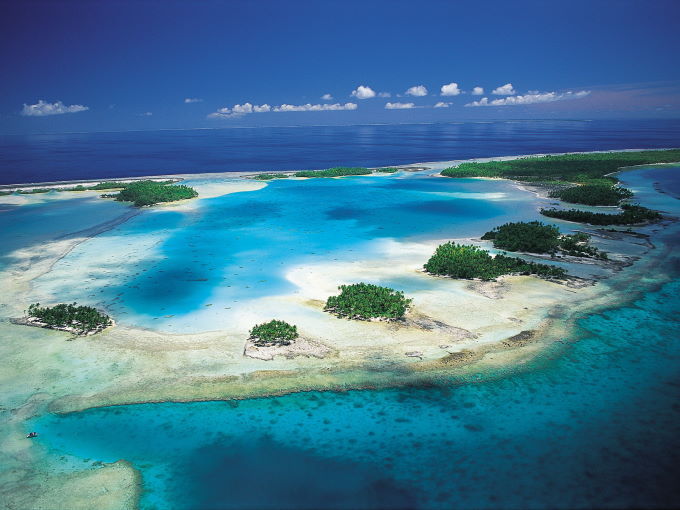 Le lagon bleu de l'atoll de Rangiroa en Polynésie Française, Océan Pacifique