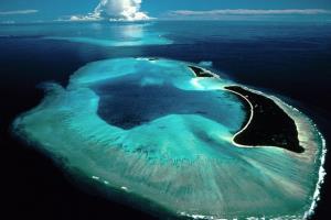 Les atolls sont aux Maldives et dans les Tuamotu.