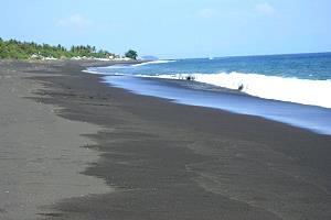 Plage de sable gris d'Indonsie