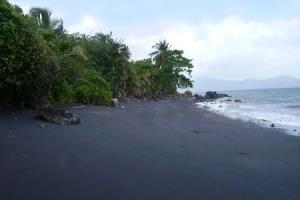 Plage de sable noir de Mayotte