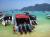 THAILANDE, Koh Phi Phi Don - pose djeuner des touristes sur la grande le de koh phi phi don. cette baie regorge de poissons tropicaux et coraux, en avant pour une petite plonge et se mettre en apptit !.