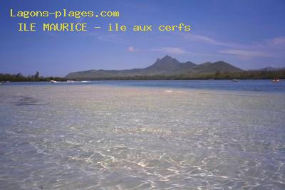 Plage de l' ILE MAURICE  Ile aux cerfs et montagne bambous