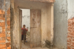 Vietnam, rue ancienne et vélo avec petite fille