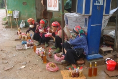 Vietnam, vendeuses de racines, heure du repas