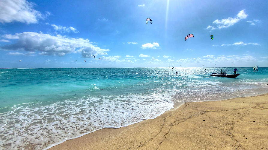 plage du Morne Brabant, Maurice et kites surfeurs
