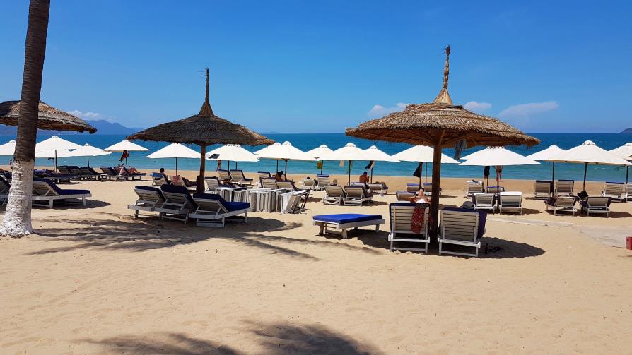 Nha Trang plage Vietnam parasols Novotel