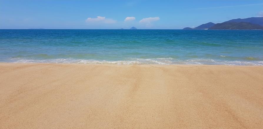 Nha Trang plage Vietnam sable et Mer de Chine