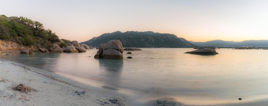 Santa Giulia, près de Porto-Vecchio, la baie peu profonde ressemble à un lagon