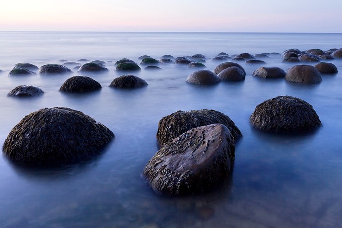 Plage Bowling ball beach en Californie. Centaine de rochers ronds