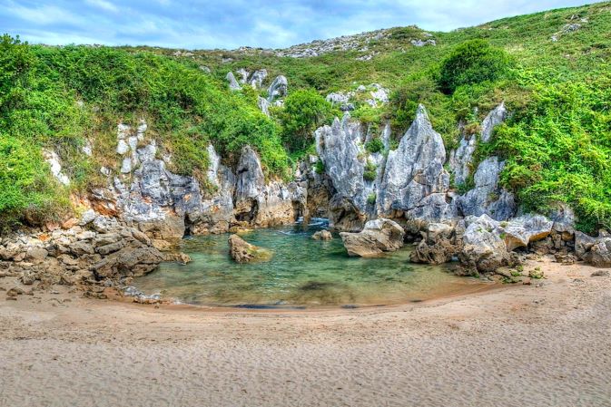 Plage de Gulpiyuri en Espagne mer à 100m par une grotte