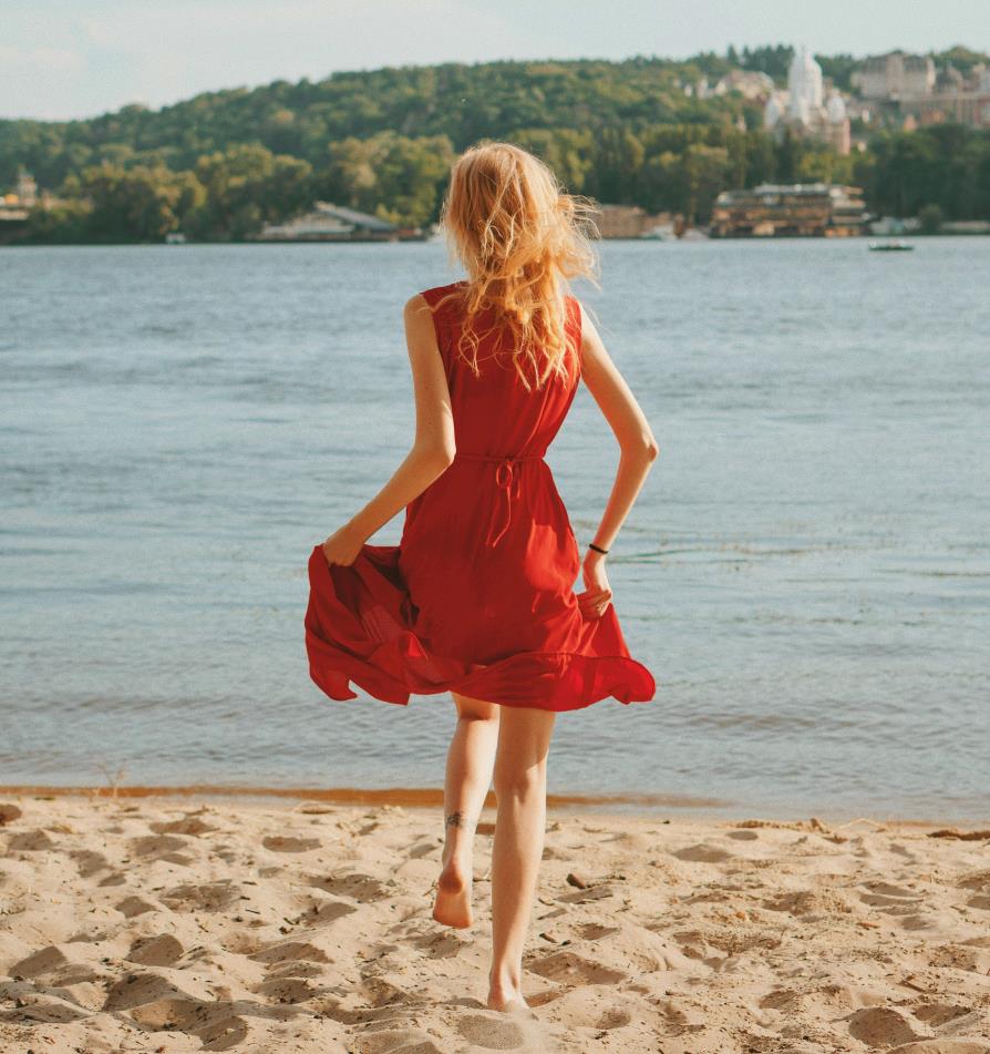 Plage et femme robe rouge