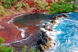Plage de sable rouge de Kaihalulu à Maui Hawaï