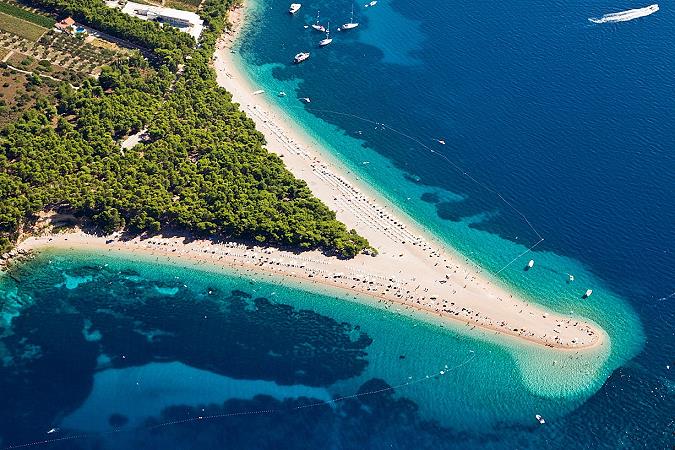 Plage de Zlatni Rat sur l'ile de Brac bol, Croatie