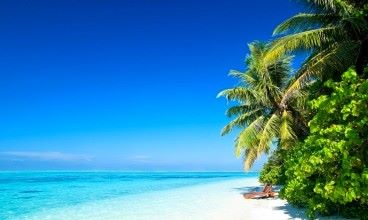 Plage déserte pour le farniente au bord d'un lagon