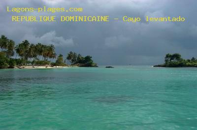 Plage de la republique dominicaine à Cayo levantado, baie de samana