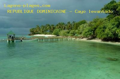 Plage de la republique dominicaine à Cayo levantado dans la baie de Samana