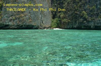 Plage de la thailande à Ko Phi Phi Don entre deux pains de roches végétalisées