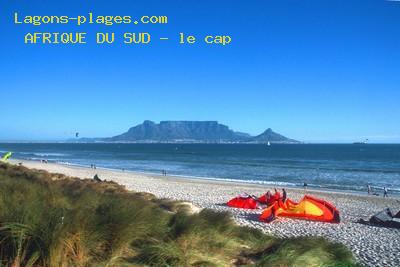 Plage de L' afrique du sud à Le Cap, Bloubergstrand et kite-surfeurs